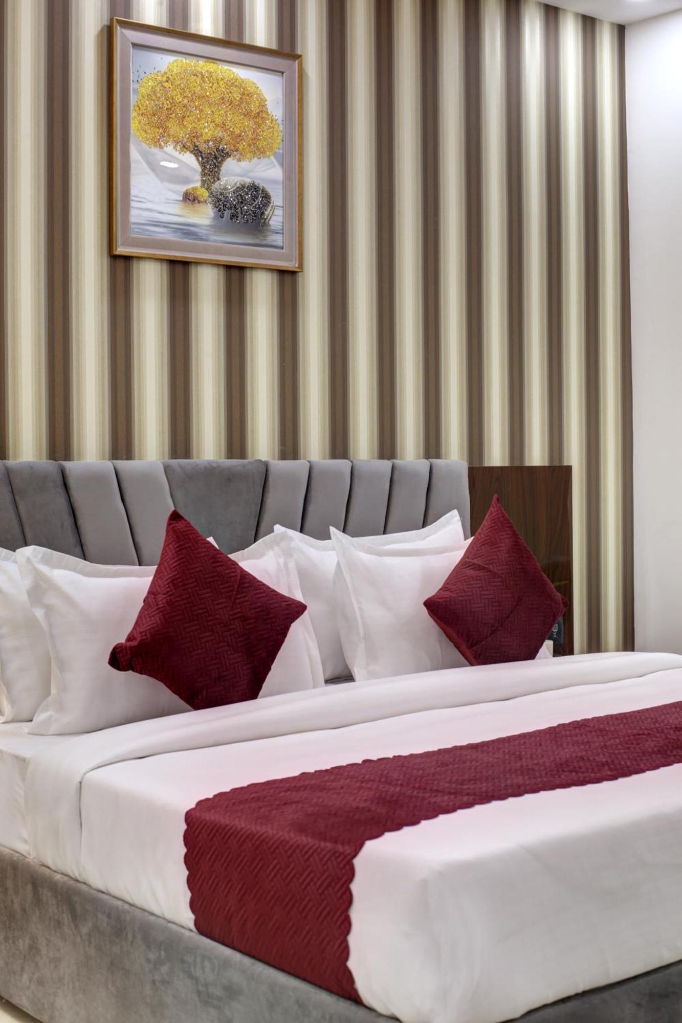 Limewood Stay - Millennium Huda City Center Gurgaon Buitenkant foto